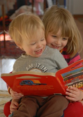 siblings-reading