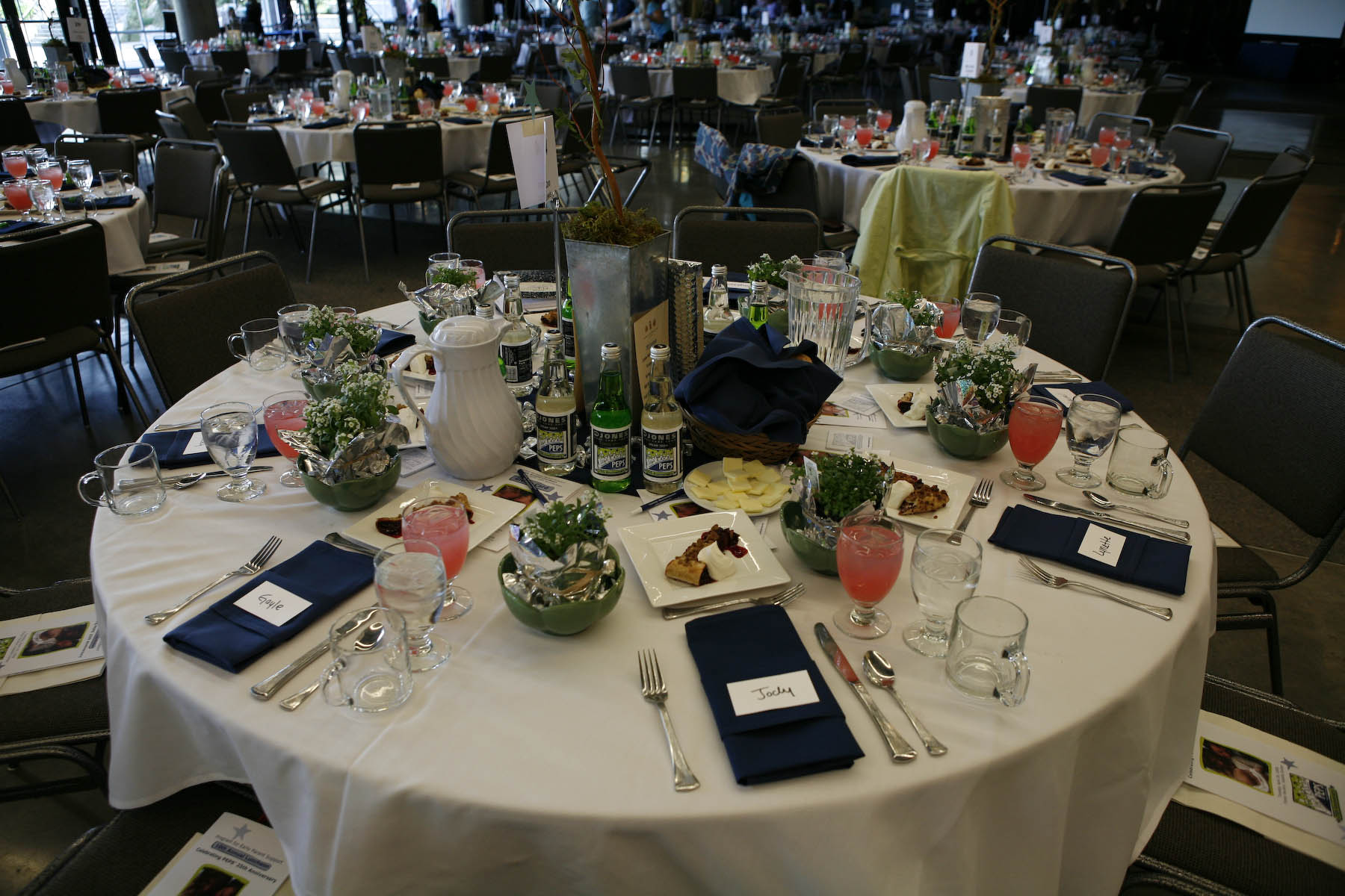 08 Luncheon tables